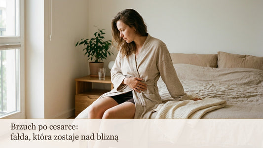 Kobieta siedzi na brzegu łóżka w jasnej sypialni
