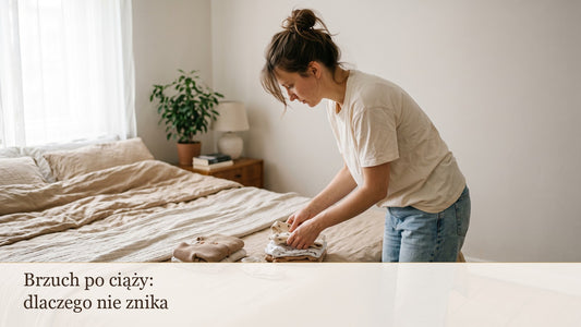 Kobieta po porodzie składa ubranka dziecka w jasnej sypialni