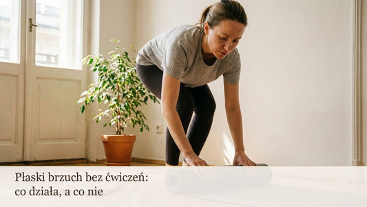 Kobieta zwija matę do ćwiczeń w jasnym salonie