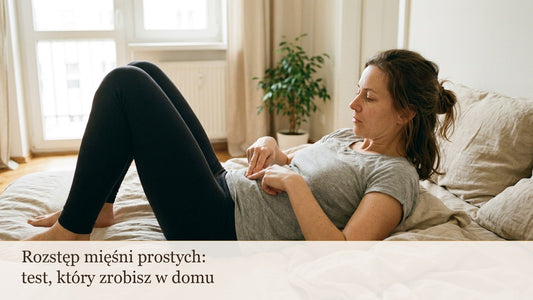 Kobieta po porodzie sprawdza brzuch leżąc na łóżku