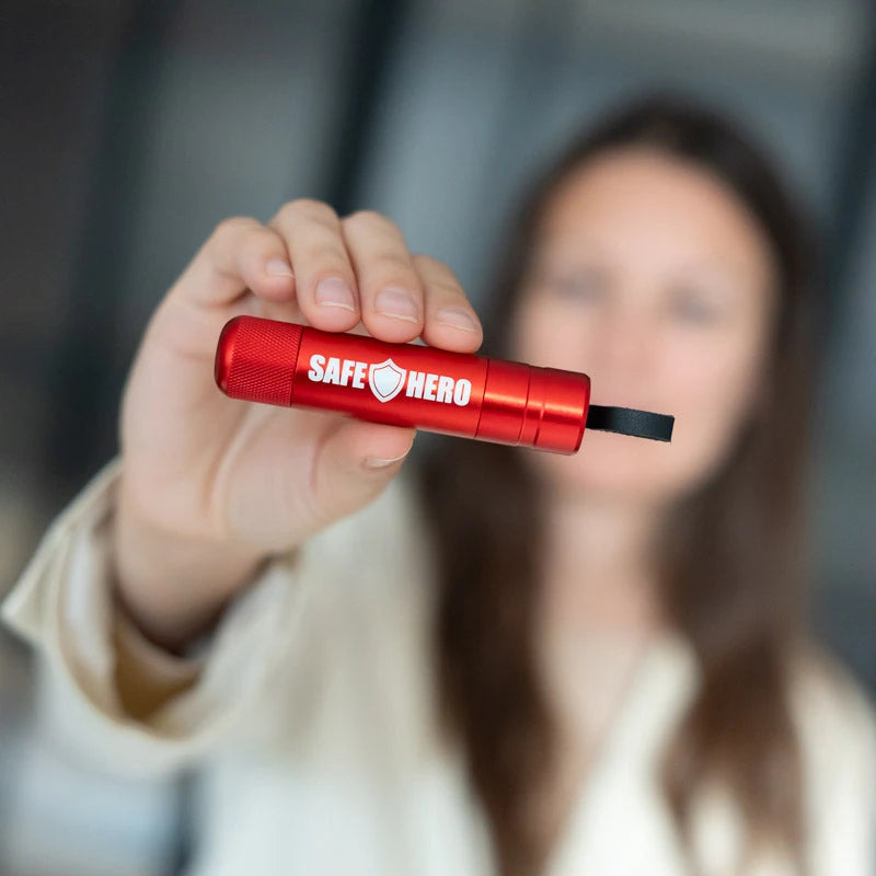 Žena drží červené kladívko Flash Hammer