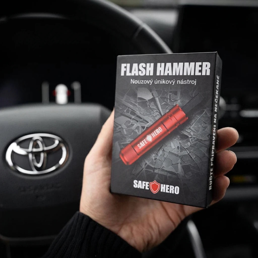 Balení Flash Hammer v ruce před volantem
