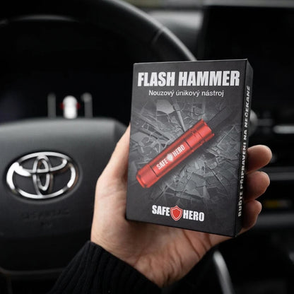 Balení Flash Hammer v ruce před volantem